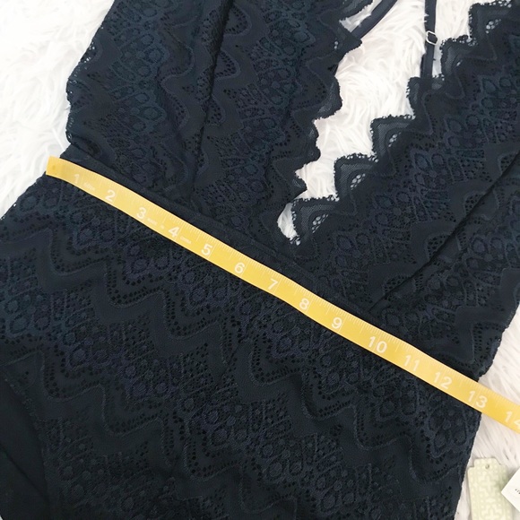 Gianni Bini Lace Low V-Neck Open Back Bodysuit NWT - Picture 7 of 7